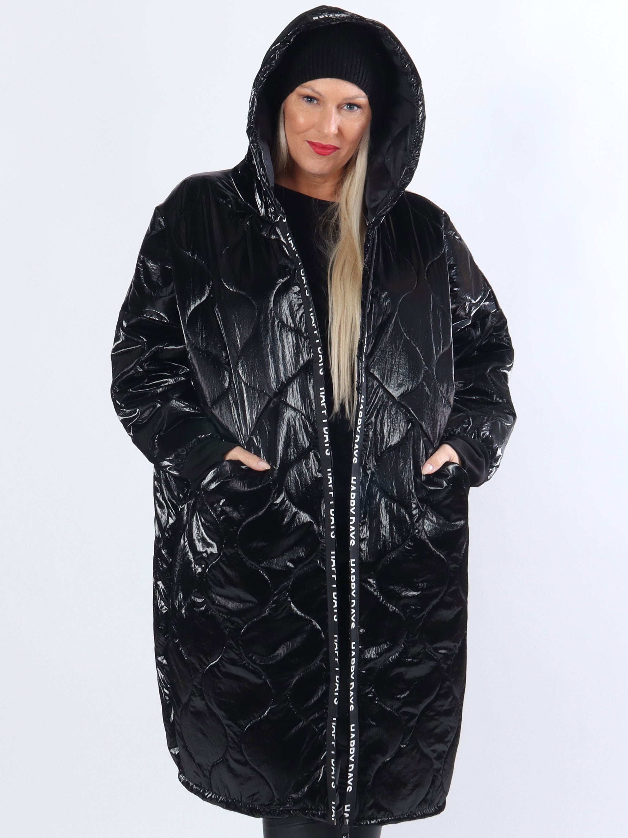 Valeria - Sort plus size shiny jakke med hvid skrift